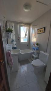 ein Badezimmer mit einem WC, einer Badewanne und einem Waschbecken in der Unterkunft CASA LUCHI in A Coruña