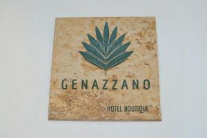 um sinal para um quarto de hotel com uma folha de marijuana em Genazzano Hotel Boutique em Jenesano