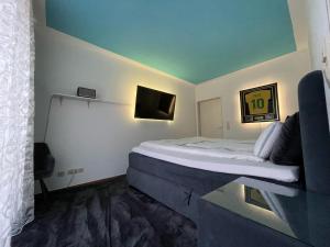 Cette petite chambre comprend un lit à l'ouverture. dans l'établissement Friesenwall Apartments, à Cologne