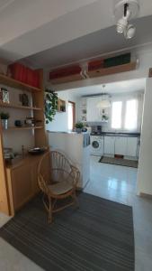 salon z krzesłem i kuchnią w obiekcie CASA LUCHI w mieście A Coruña