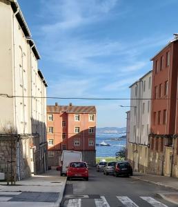 eine Straße mit am Straßenrand geparkt in der Unterkunft CASA LUCHI in A Coruña