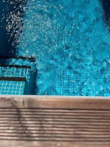un primo piano di una piscina di acqua blu di Cosy 3 bedroom apartment a Flic-en-Flac