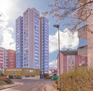 a tall building in the middle of a street at Olivia -Einzigartiges Wohnerlebnis in Kaiserslauterns Herz in Kaiserslautern