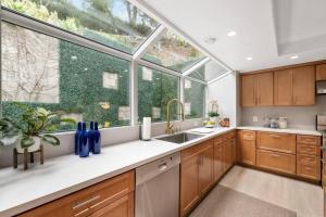 cocina con fregadero y ventana grande en Asian Oasis Stunning Canyon Views - Luxury Home, en Glendale