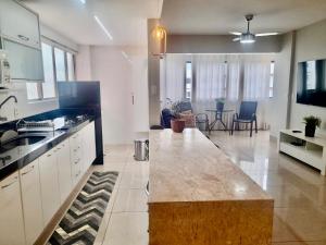 Una cocina grande con una gran isla en el medio. en Apê 2 Suítes Luxo Alto Padrão, en Caldas Novas