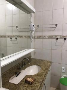 bagno con lavandino e specchio di Vista das Canas a Florianópolis