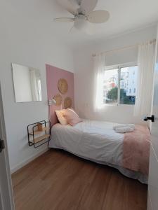 - une chambre avec un lit et une fenêtre dans l'établissement Coqueto apto en centro histórico, à Marbella