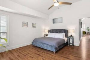 1 dormitorio con 1 cama y ventilador de techo en Timeless Elegance Historic NOLA Haven 2BD en Nueva Orleans