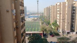 uitzicht op een straat in een stad met gebouwen bij Nice apartment in Caïro