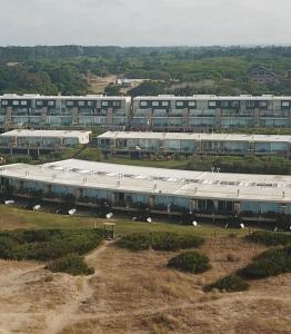 un gran edificio con un tren delante en Linda Bay Resort y Spa Monoambiente en Mar de las Pampas