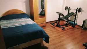 1 dormitorio con cama, silla y espejo en Departamento: Mirador de Puno., en Puno