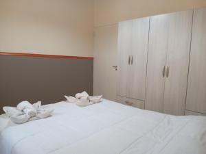 Un dormitorio con una cama blanca con dos flores. en Departamento San Rafael en San Rafael