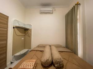 Postel nebo postele na pokoji v ubytování Griya Merapi Homestay
