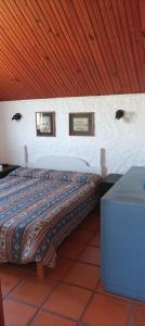 甘水鎮的住宿－Butia Aguas Dulces，一间卧室设有两张床和木制天花板