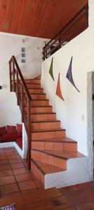 甘水鎮的住宿－Butia Aguas Dulces，墙上壁画房子里的楼梯