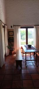 salon ze stołem i dużym oknem w obiekcie Butia Aguas Dulces w mieście Aguas Dulces