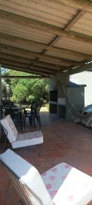 甘水鎮的住宿－Butia Aguas Dulces，庭院配有桌椅和吊床。