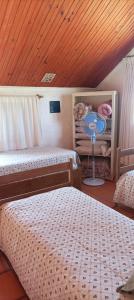 甘水鎮的住宿－Butia Aguas Dulces，一间卧室配有两张床和风扇