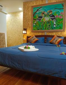 uma cama azul com uma bandeja em cima em Easy Life Country House em Ko Lanta
