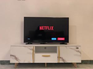 TV a/nebo společenská místnost v ubytování Griya Merapi Homestay