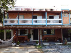 een groot bakstenen huis met een balkon. bij Casa Brasil pousada e lazer in Trindade