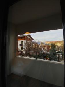 una ventana de balcón con vistas en Apartments Du Parc, en Sauze dʼOulx