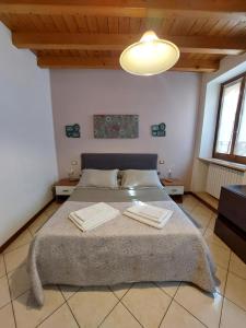 Un pat sau paturi într-o cameră la Bed & Breakfast Monti 85