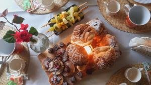 un tavolo con croissant e altri prodotti da forno di B&b Tenuta di Vado Piano nella Selva di Circe a Pontinia
