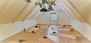 een groep yogamatten in een zolderkamer bij De Kloof Heritage Estate Hotel and Wellness in Swellendam