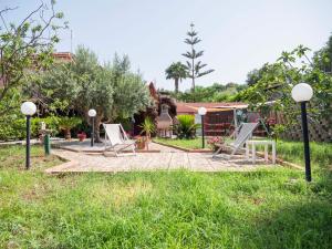 eine Gruppe von Gartenstühlen auf einem Hof in der Unterkunft VILLA ANGELA TRABIA in Trabia
