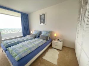 מיטה או מיטות בחדר ב-Meeresrauschen 2-Zimmer App mit Meerblick 28 Etage am Strand gelegen