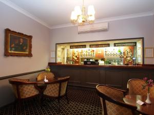 Khu vực lounge/bar tại The Chatsworth Hotel
