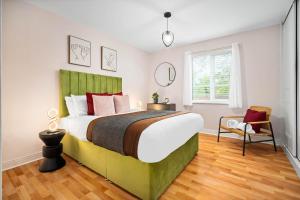 1 dormitorio con 1 cama grande y cabecero verde en Luxury 2 Bedroom Apartment - Parking - Nr Birmingham City Centre - 2WH - Top Rated en Birmingham