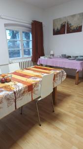 バート・フライエンヴァルデにあるFamilientreff im Grünen mit Tennisplatzのテーブルとベッド2台が備わる客室です。