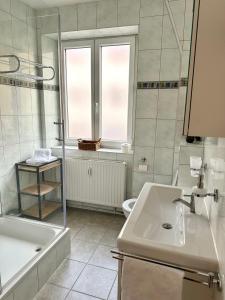 a bathroom with a sink and a tub and a toilet at Die Stadtkanzlei in Klagenfurt