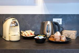 a counter with two plates of bread and a toaster at La Casa nel Vicolo in Colle di Val d'Elsa