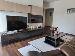 ein Wohnzimmer mit einem großen Flachbild-TV in der Unterkunft Cozy Magic House - Unirii Square in Bukarest