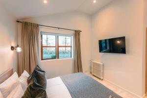 Garður Stay Inn & Secret Lagoon included!的电视和/或娱乐中心