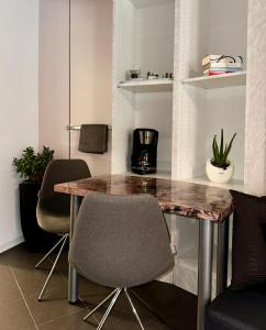 a table and two chairs in a room at Studio im Herzen Meiningen -Erdgeschoss- in Meiningen