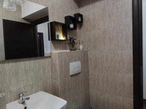 ein Bad mit einem Waschbecken und einem Spiegel in der Unterkunft Cozy Magic House - Unirii Square in Bukarest