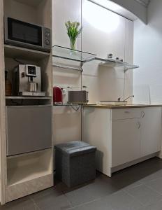 a kitchen with white cabinets and a counter top at Studio im Herzen Meiningen -Erdgeschoss- in Meiningen