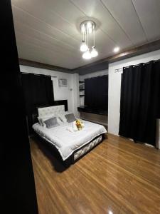 una camera da letto con un letto fiorito di Villa Valencia Private Resort a Santa Rita