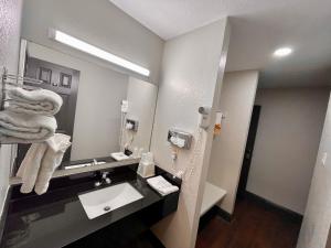 Koupelna v ubytování Rodeway Inn