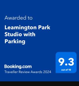 Ett certifikat, pris eller annat dokument som visas upp på Leamington Park Studio with Parking