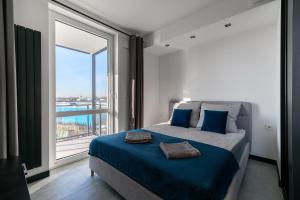 Ένα ή περισσότερα κρεβάτια σε δωμάτιο στο Nowe Apartamenty Warszawa Wiktoryn TV Smart WI-FI