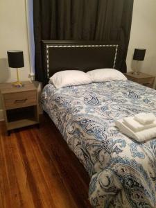 5 minutes by car to OU, 2 Bedroom, 1.5 bath, Wi-Fi في أثينا: سرير مع وسادتين وطاولتين مع مصابيح