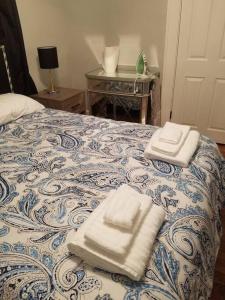 2 asciugamani sono seduti sopra un letto di 5 minutes by car to OU, 2 Bedroom, 1.5 bath, Wi-Fi ad Athens