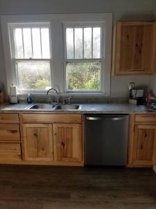 5 minutes by car to OU, 2 Bedroom, 1.5 bath, Wi-Fi في أثينا: مطبخ بدولاب خشبي ومغسلة ونوافذ