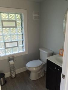 5 minutes by car to OU, 2 Bedroom, 1.5 bath, Wi-Fi في أثينا: حمام مع مرحاض ومغسلة ونافذة