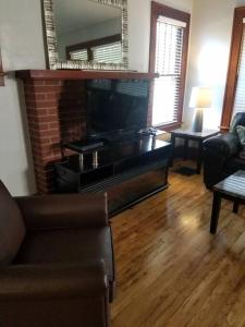 5 minutes by car to OU, 2 Bedroom, 1.5 bath, Wi-Fi في أثينا: غرفة معيشة مع موقد وأريكة +23 صورة